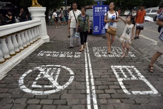 El ‘carril smartphone’, la última locura urbanística China para los enganchados al móvil (fotos)