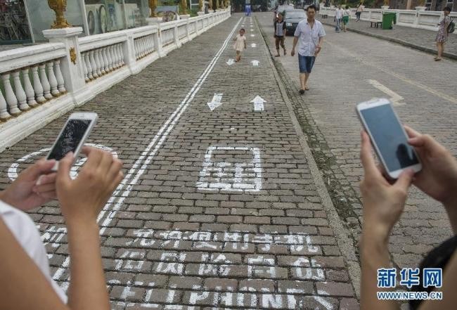 El ‘carril smartphone’, la última locura urbanística China para los enganchados al móvil (fotos)