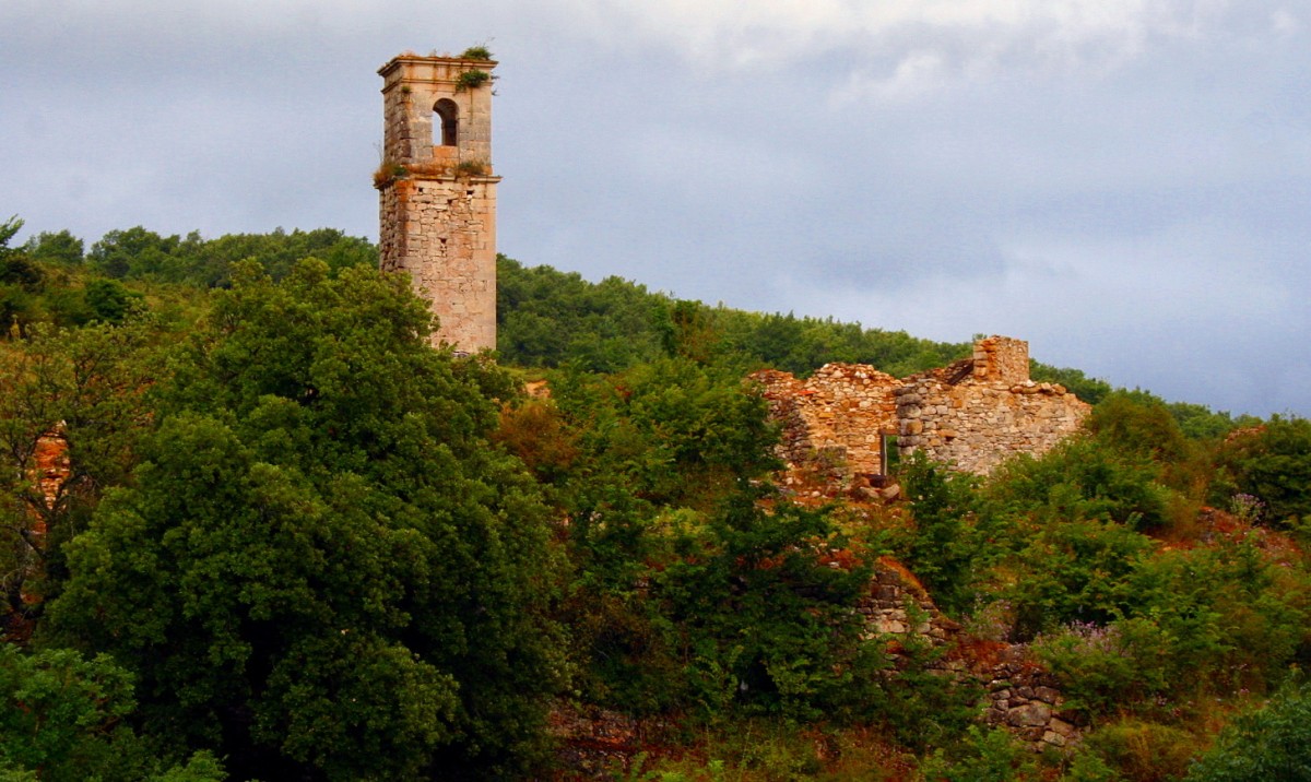 La terrorífica historia de los 10 edificios encantados más famosos de España (fotos)