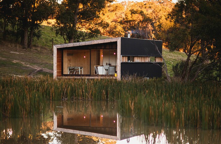 Casas de ensueño: un establo reconvertido en una espectacular cabaña frente a un lago (fotos)