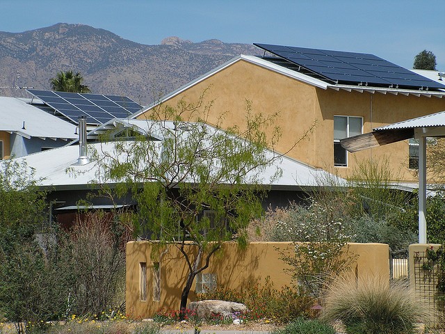 ¿Merece la pena instalar paneles solares en casa? Sí, pero el Gobierno te lo pone muy difícil