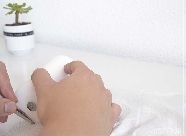 ‘Do it yourself’ 02: cómo ‘tunear’ una vela con una servilleta para darle un toque de color a tu casa