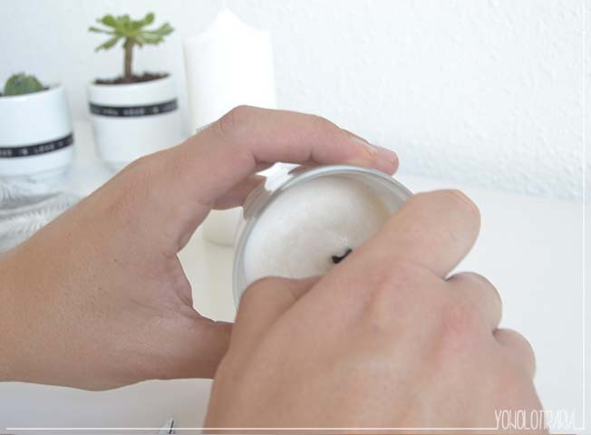 ‘Do it yourself’ 02: cómo ‘tunear’ una vela con una servilleta para darle un toque de color a tu casa