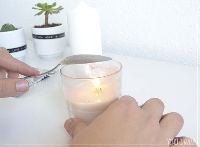 ‘Do it yourself’ 02: cómo ‘tunear’ una vela con una servilleta para darle un toque de color a tu casa