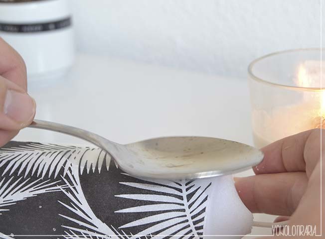 ‘Do it yourself’ 02: cómo ‘tunear’ una vela con una servilleta para darle un toque de color a tu casa
