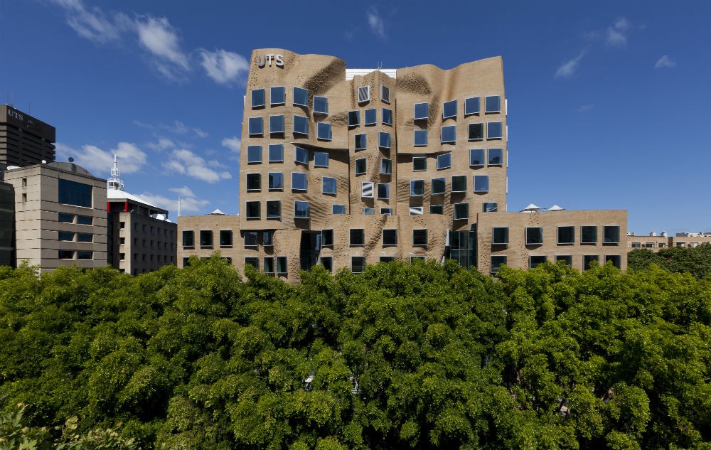 La ‘caja de cartón espachurrada’, el último (y polémico) edificio de Frank Gehry