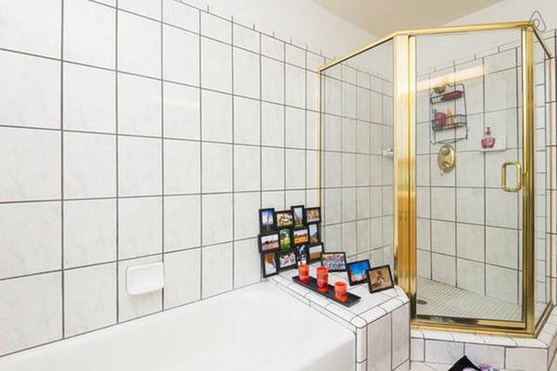 still-the-mansion-is-nothing-fancy-heres-a-look-at-one-of-the-bathrooms