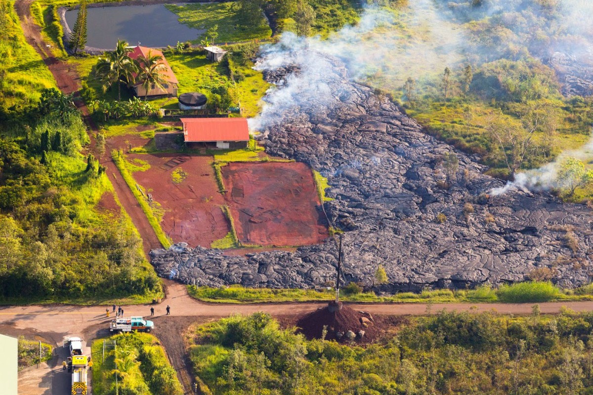 Espectacular secuencia de cómo se consume una casa arrasada por un río de lava en Hawái (fotos)