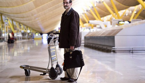 ‘la terminal’: una treintena de personas sin hogar vive en la t4 de barajas