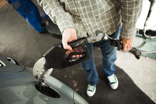 Echar gasolina no era tan barato desde 2012 (a pesar de que las distribuidoras incrementen su margen)