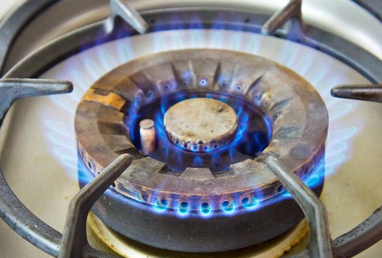 Bajan la luz, el gas y los combustibles: en 2015 pagarás menos por la energía