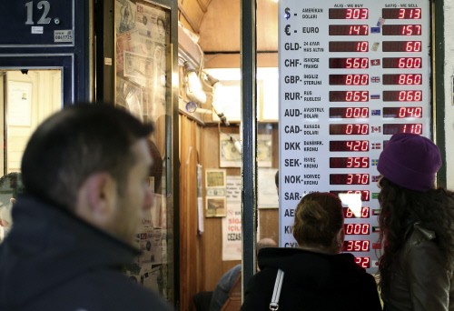 Si viajas al extranjero, ¿Mejor pagar con tarjeta o cambiar dinero en efectivo? 