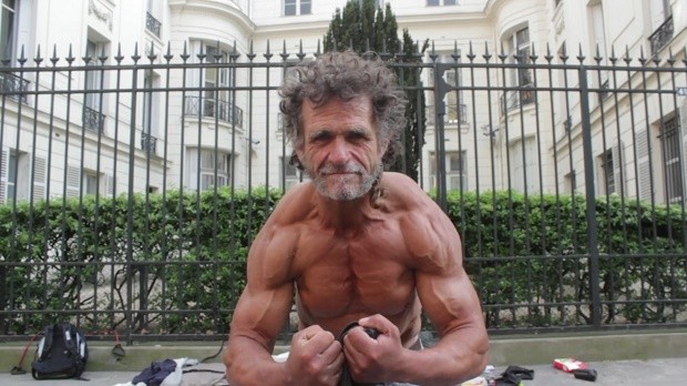 “Duermo en la calle porque no quiero vivir en un minipiso”: conoce al ‘sin techo’ que ha convertido París en su gimnasio