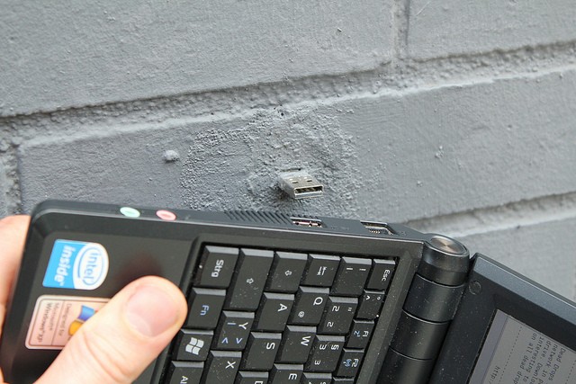 ¿Por qué hay más de 1.000 memorias USB emparedadas en los muros de los edificios de medio mundo? (Fotos)
