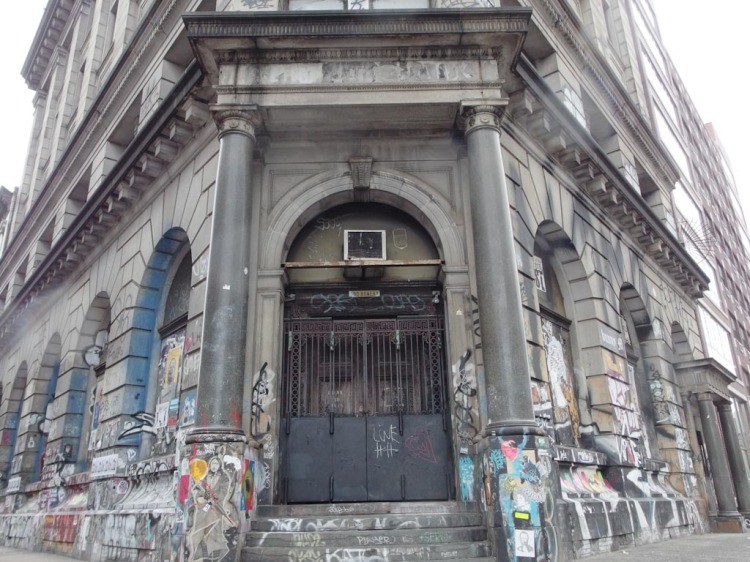 ¿El mejor negocio inmobiliario de la historia? Compró un edificio abandonado por 85.000 euros y lo ha vendido por 42 millones