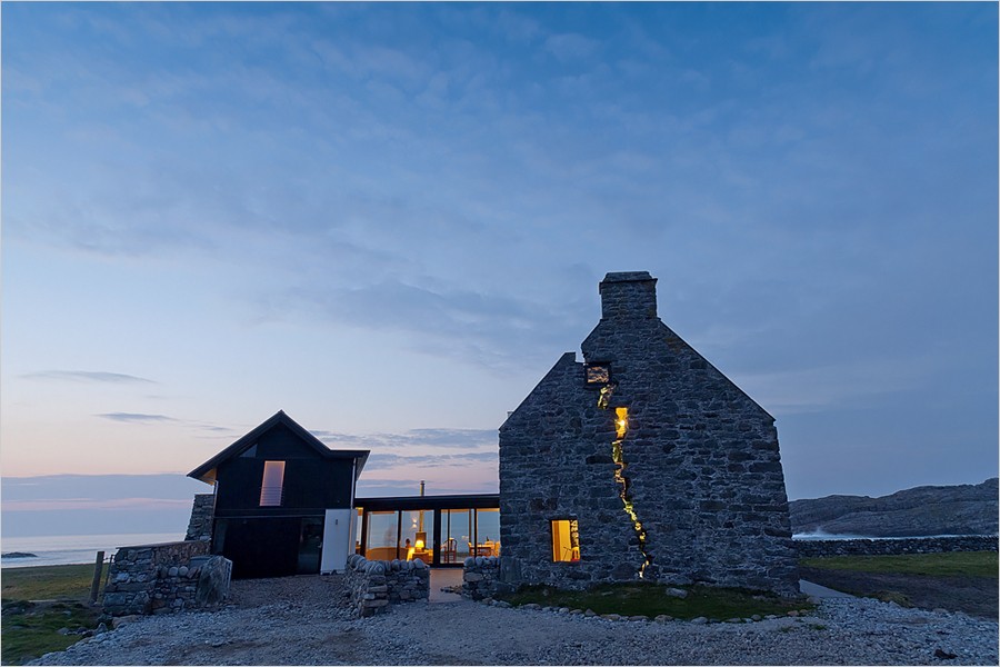 Una granja abandonada durante 150 años reconvertida en una vivienda de diseño (fotos)