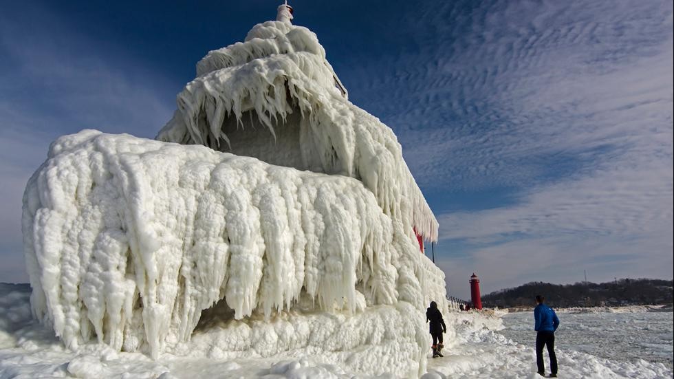 La belleza que emergió del frío: los espectaculares faros congelados del lago Michigan (fotos)