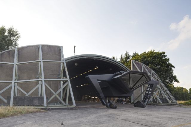 Así se convierte un hangar secreto de la ‘Guerra Fría’ en una moderna oficina futurista (fotos)