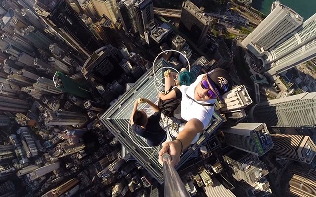 'Rooftopping': la peligrosa moda de hacerse 'selfies' desde lo alto de un rascacielos (fotos)