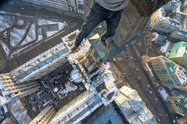 'Rooftopping': la peligrosa moda de hacerse 'selfies' desde lo alto de un rascacielos (fotos)