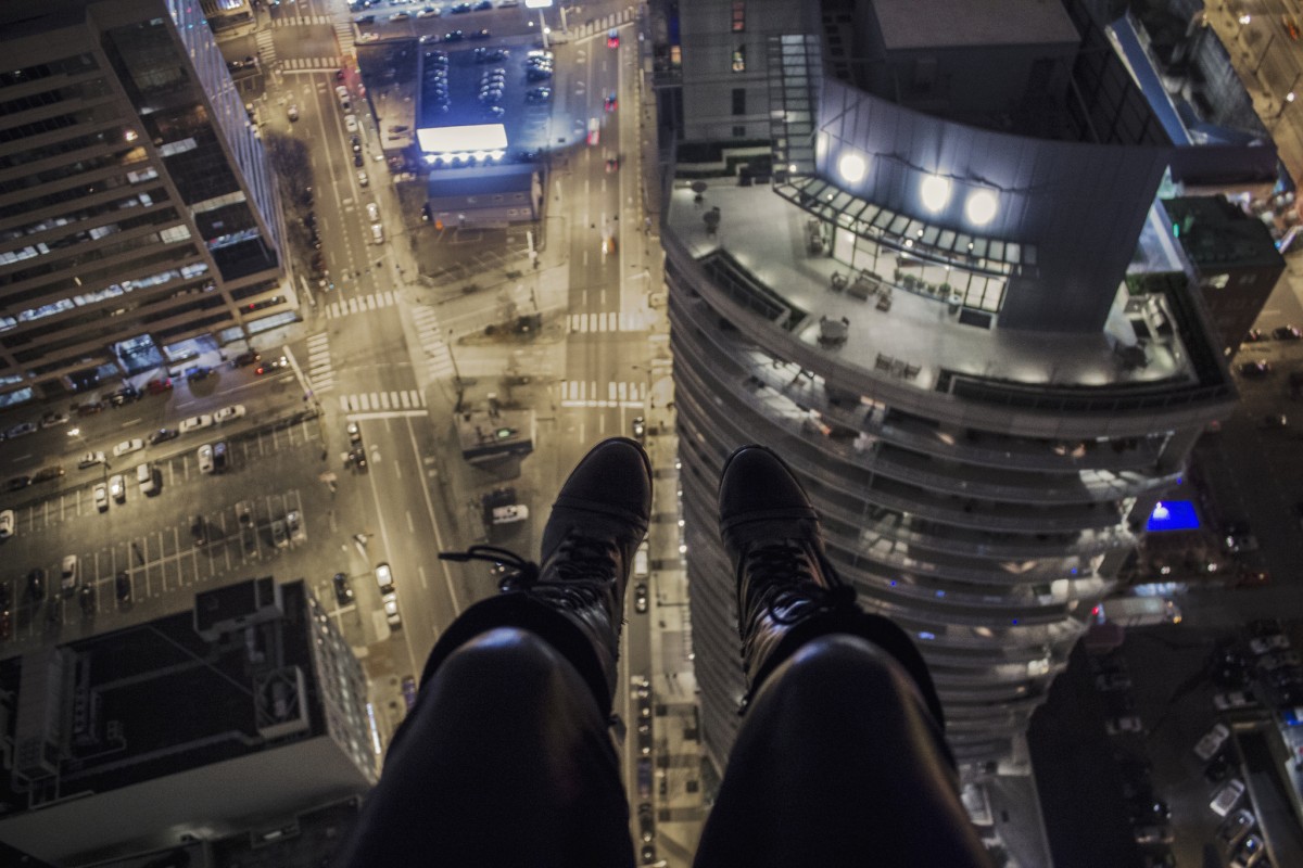 'Rooftopping': la peligrosa moda de hacerse 'selfies' desde lo alto de un rascacielos (fotos)