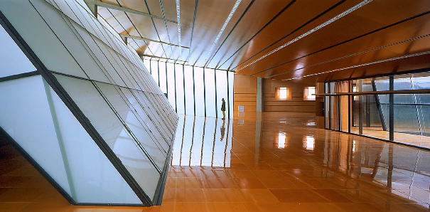 Bienvenidos a la única biblioteca inclinada de España (y quizá del mundo)