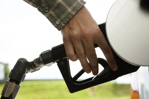 Buenas noticias para esta Semana Santa: llenar el depósito del coche costará un 10 % menos que en los dos últimos años