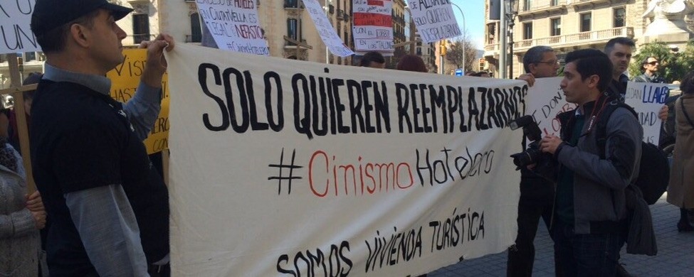 Los dueños de pisos turísticos defienden sus derechos ante “el poder hotelero” en Barcelona