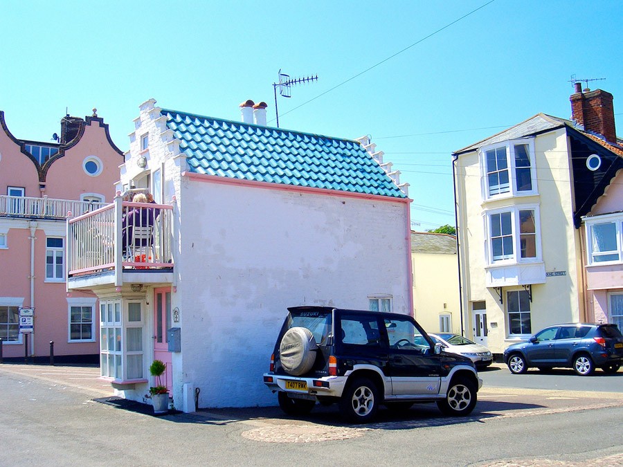 Tu casa está mal aparcada: conoce la pequeña vivienda frente al mar que cabe en una plaza de parking