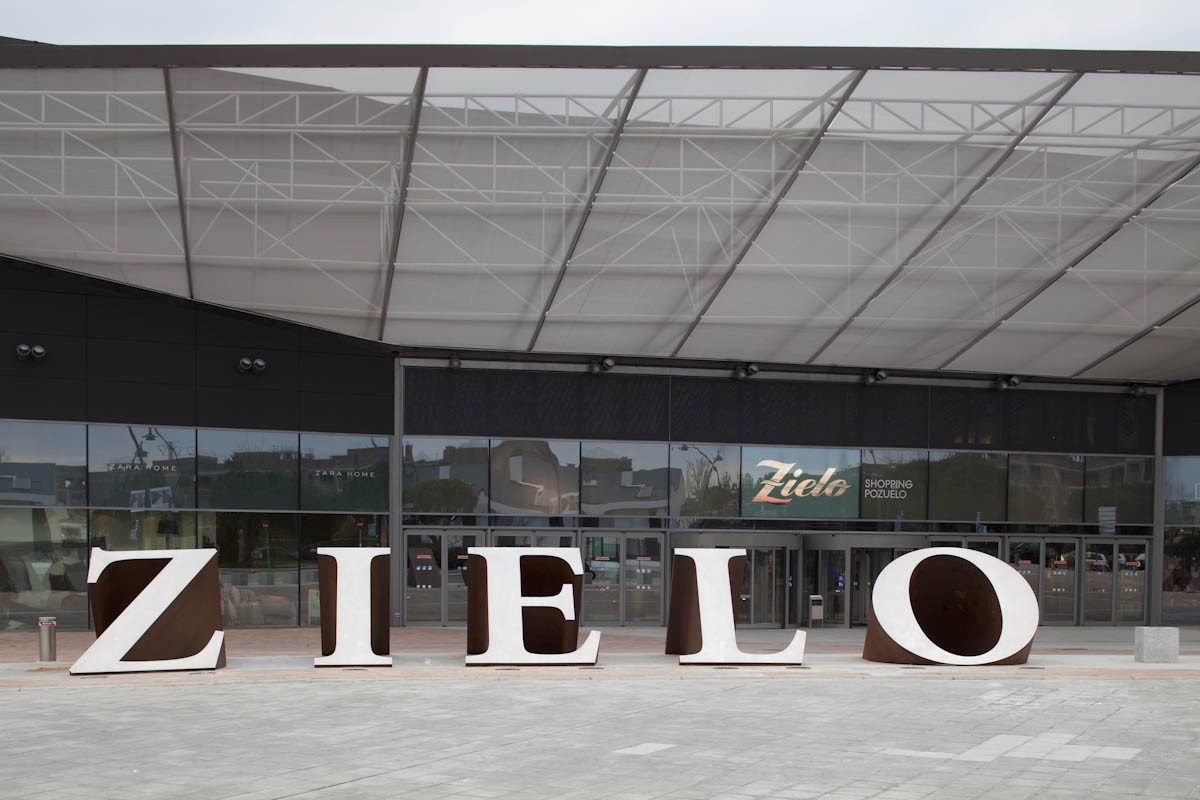 Entrada principal del Zielo Shopping