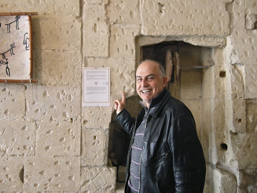 La historia del hombre que compró un restaurante y encontró un valioso yacimiento arqueológico con fantasma 