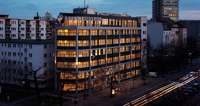 El imperio inmobiliario de la Iglesia de la Cienciología: más de 9.000 edificios en todo el mundo y una catedral de 120 millones