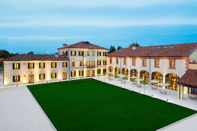 El imperio inmobiliario de la Iglesia de la Cienciología: más de 9.000 edificios en todo el mundo y una catedral de 120 millones