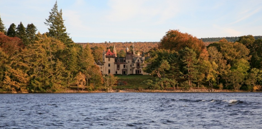 Hoteles con encanto: un castillo rodeado de naturaleza salvaje y a la orilla del Lago Ness 