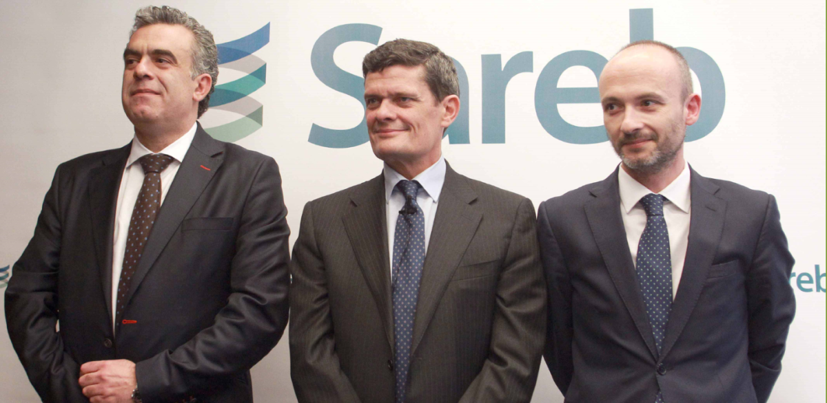 A la izquierda, Manuel Gómez Gilabert, director general de Recursos Globales de Sareb; en el centro, Jaime Echegoyen, presidente