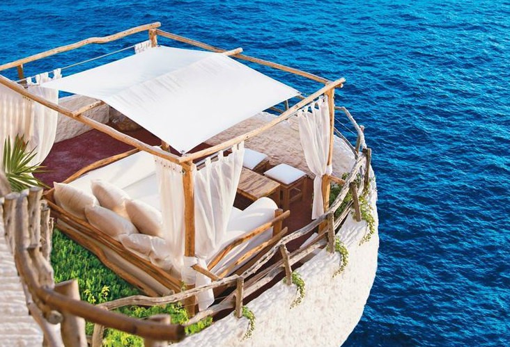 ¿La mejor terraza del mundo? Conoce Cova d’en Xoroi, la gruta de Menorca que cuenta con una puesta de sol única