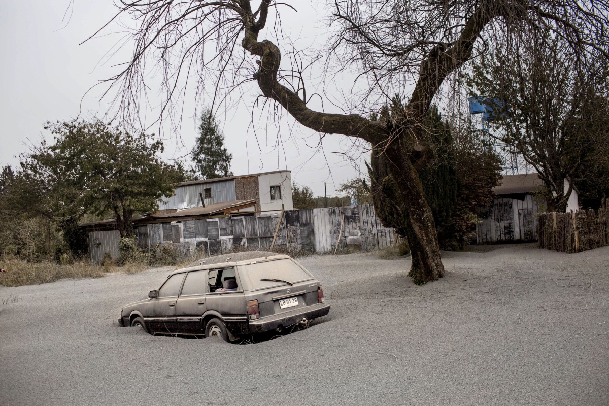 Así se (sobre)vive en el pueblo más cercano a la erupción del volcán Cabulco