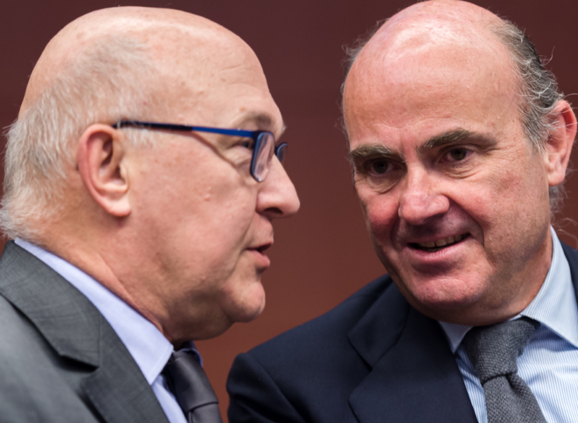A la derecha, Luis de Guindos, ministro de Economía; a la izquierda, Michel Sapin, su homólgo francés