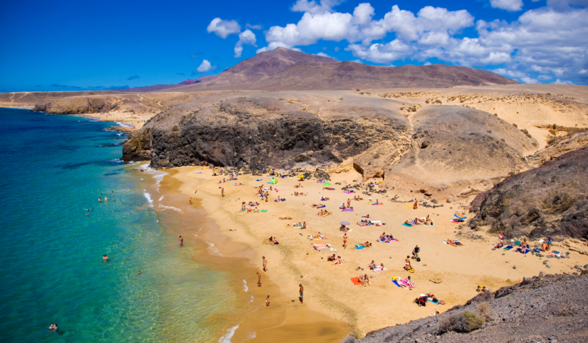 Imagen de una playa de Lanzarote (Islas Canarias)