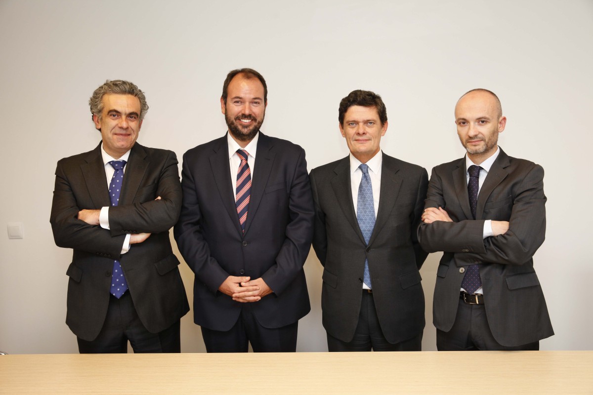 El segundo por la izquierda es Alfredo Guitart