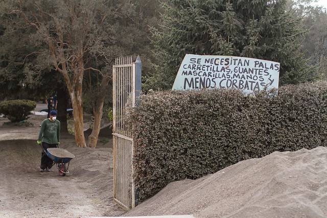 Así se (sobre)vive en el pueblo más cercano a la erupción del volcán Cabulco