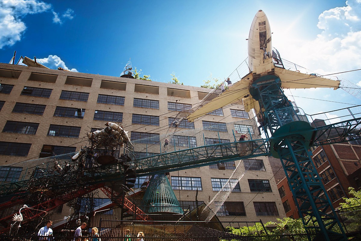 La increíble transformación de una vieja fábrica de zapatos en un espectacular parque de atracciones urbano