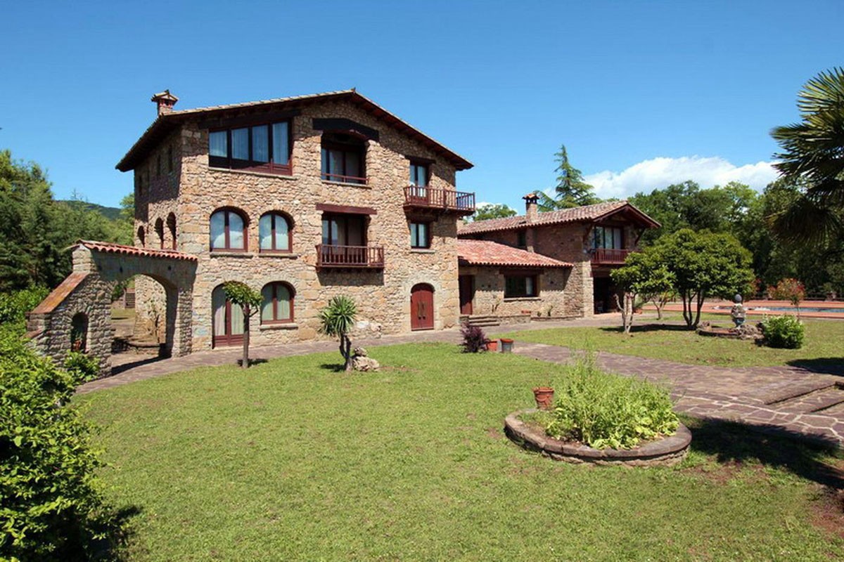 Masía grande o casa pairal Masía en venta en Les Planes d'Hostoles