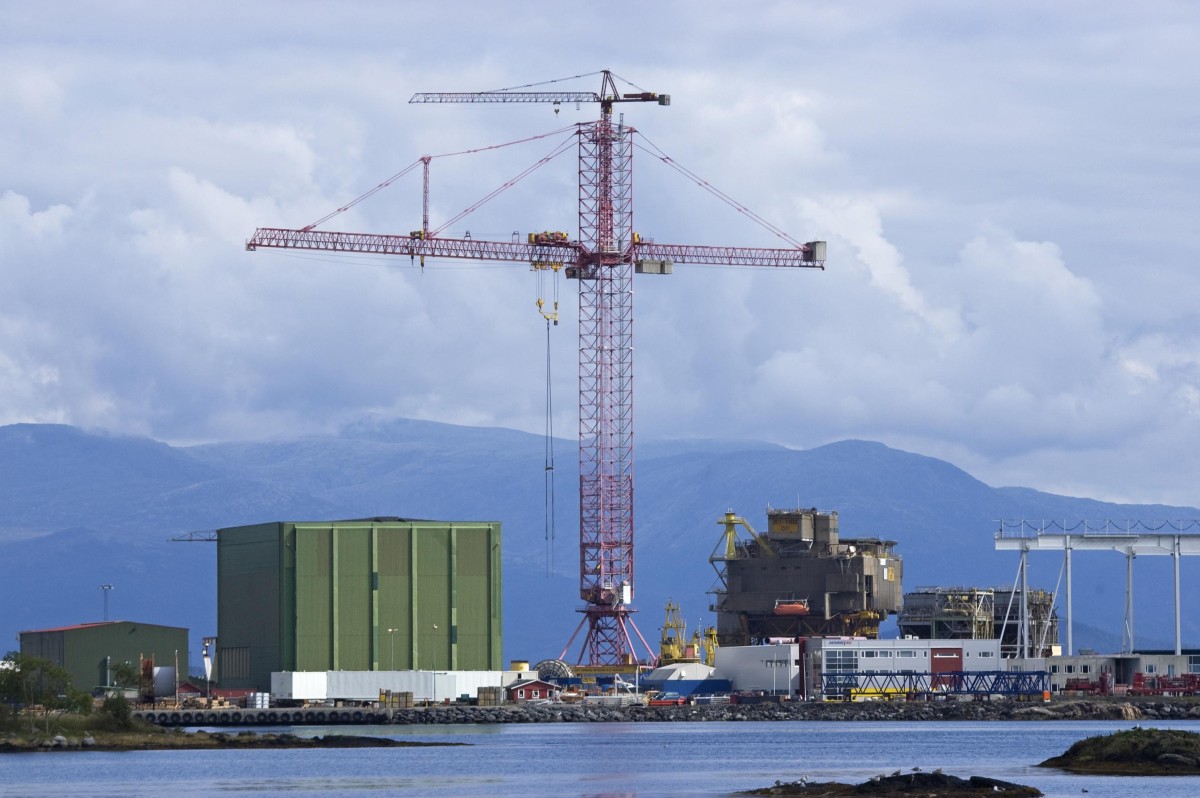 Así es la grúa más grande del mundo: puede levantar un avión comercial a 84 metros de altura