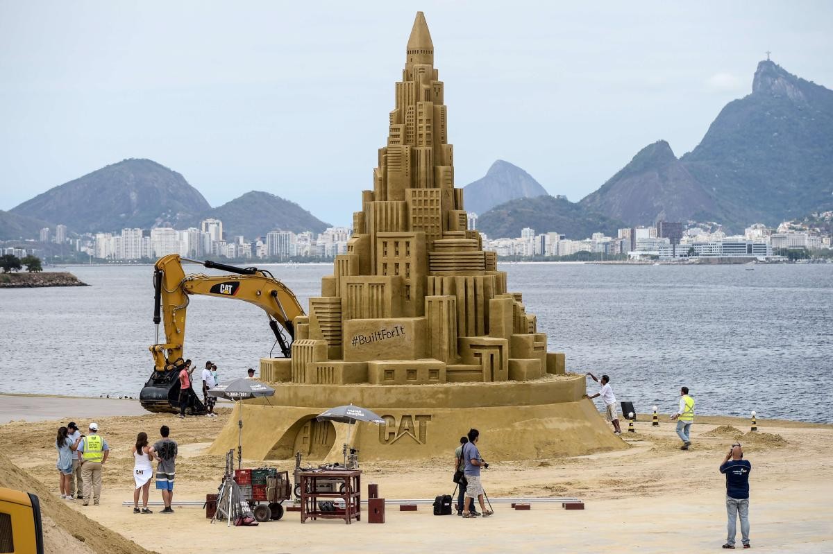 Quince días y cinco máquinas para construir el castillo de arena más alto del mundo