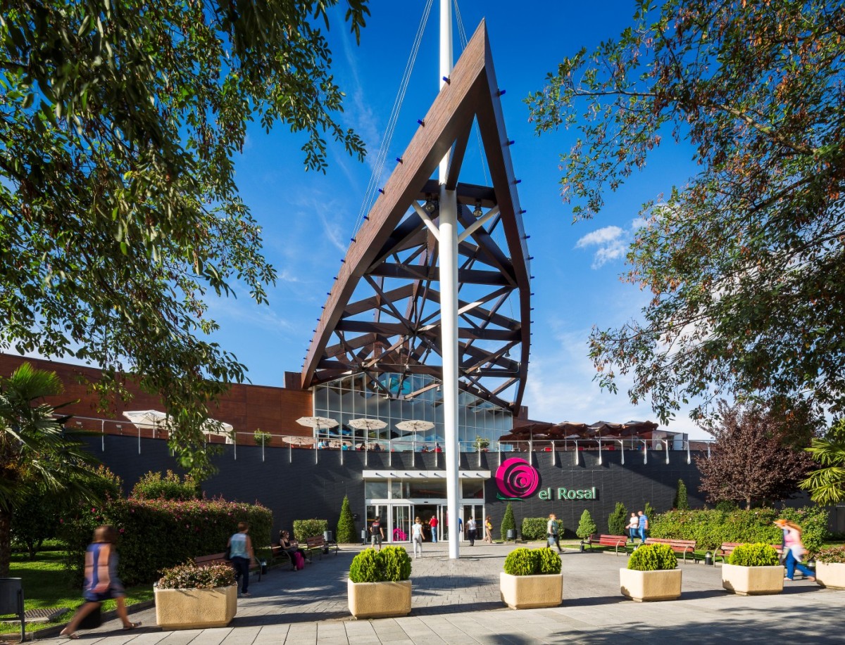 La socimi del Grupo Lar compra un centro comercial en León por 87,5 millones