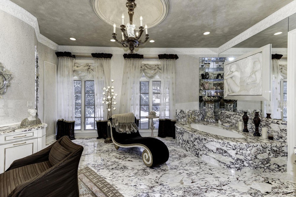 found-on-trulia-white-house-bathroom