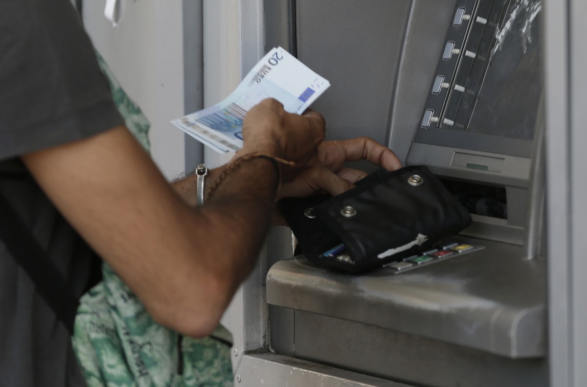 BBVA se suma a Caixabank y cobrará desde septiembre a los ‘no clientes’ que usen sus cajeros