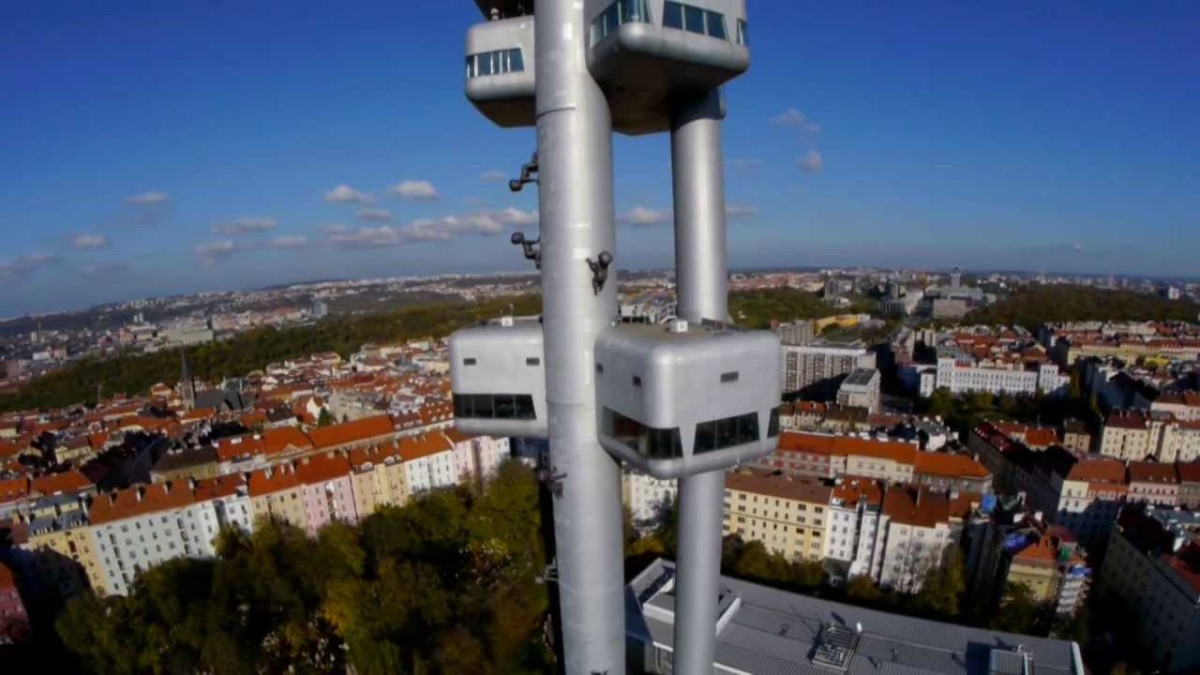 El vértigo (y el lujo) de dormir en una torre de TV de la era comunista a razón de 929 euros la noche