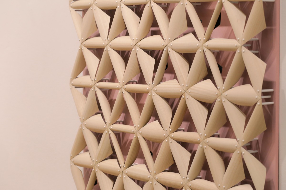 Nada de días grises: crean un material para tejados y fachadas que cambia de color y forma cuando llueve